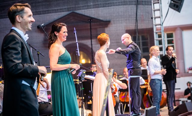 Bild: (v. l. n. r.): Sven Mattke, Femke Soetenga, Anna Preckeler, Henning Ehlert, Tobias Bieri und Nicky Wuchinger bei der Musicalgala Broadway Forever