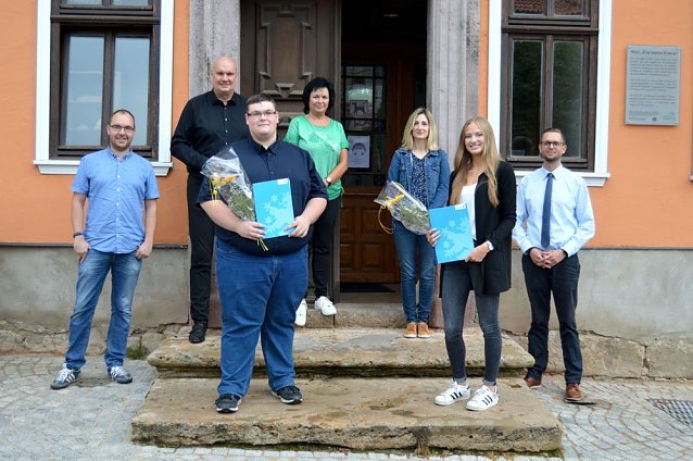 Bild: Mit guten Zeugnissen ins Arbeitsverh&auml;ltnis