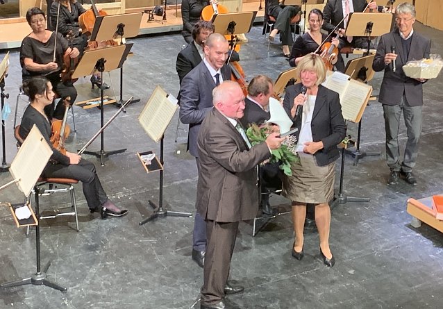 Bild: Sprengmeister Andreas West (li.) als Hauptdarsteller auf der B&uuml;hne