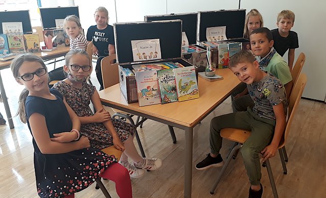 Bild: &Ouml;stertaler Grundsch&uuml;ler mit dem "Lesekoffer"