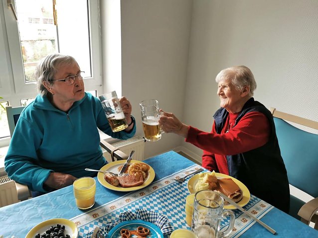 Bild: Fr&ouml;hliche Seniorinnen feiern Das Oktoberfest