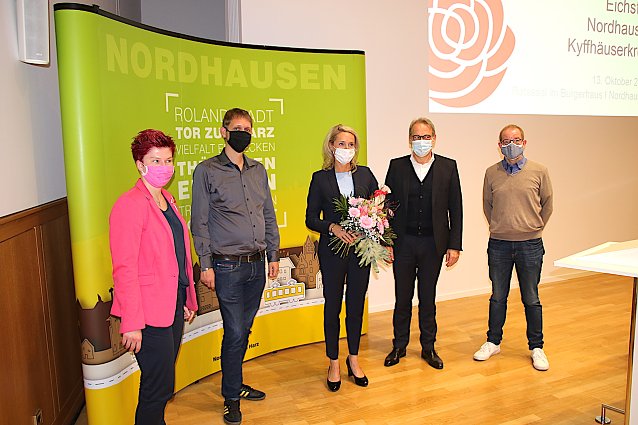 Bild: Anika Gruner, Norman Krowas (li.) sowie Georg Maier und Steffen Lupprian rahmen die Kandidatin ein. 