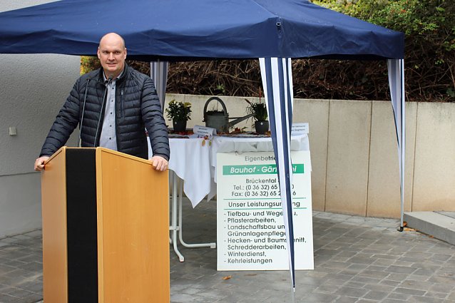 Bild: Sanierte Trauerhalle &uuml;bergeben