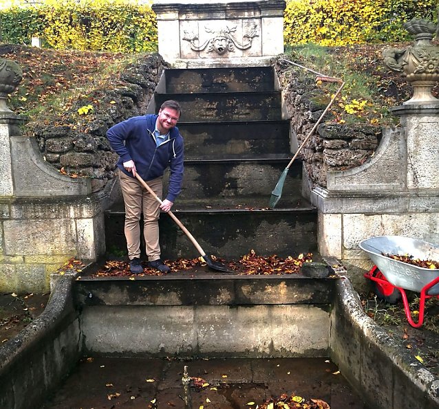 Bild: Laubfegen im Schlosspark Ebeleben