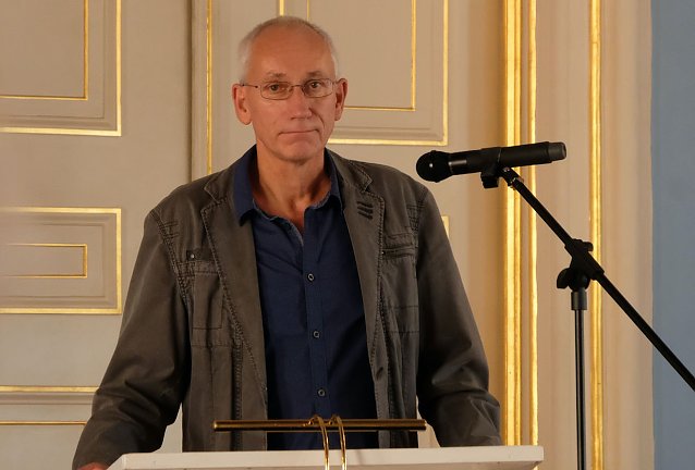 Bild: Dr. Eckhardt Sch&ouml;n bei seiner Er&ouml;ffnungsrede
