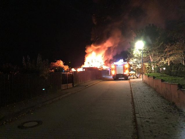 Bild: <b>Hier die zugeh&ouml;rigen Meldung der FFW Ro&szlig;leben </b>  Brandeinsatz - Brand Gartenlaube Einsatzort : Ro&szlig;leben, Hinter der Zuckerfabrik Im Einsatz: TLF, LF, MTW, SW Mit im Einsatz : Freiwillige Feuerwehr Bottendorf mit LF16-TS, Polizeistreife und Kriminalpolizei   Erneut kam es zu einem Gartenlaubenbrand in der Kleingartenanlage Am Weinberg in Ro&szlig;leben. Bereits bei der Anfahrt wurde das 