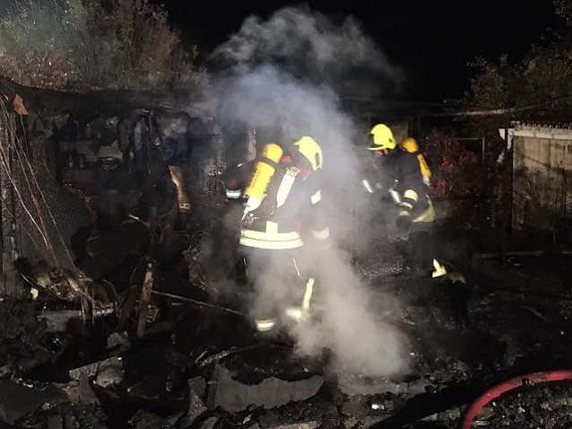 Bild: <b>Hier die zugeh&ouml;rigen Meldung der FFW Ro&szlig;leben </b>  Brandeinsatz - Brand Gartenlaube Einsatzort : Ro&szlig;leben, Hinter der Zuckerfabrik Im Einsatz: TLF, LF, MTW, SW Mit im Einsatz : Freiwillige Feuerwehr Bottendorf mit LF16-TS, Polizeistreife und Kriminalpolizei   Erneut kam es zu einem Gartenlaubenbrand in der Kleingartenanlage Am Weinberg in Ro&szlig;leben. Bereits bei der Anfahrt wurde das 