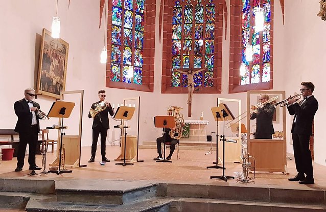 Bild: Die Brassband des Loh-Orchesters im Einsatz