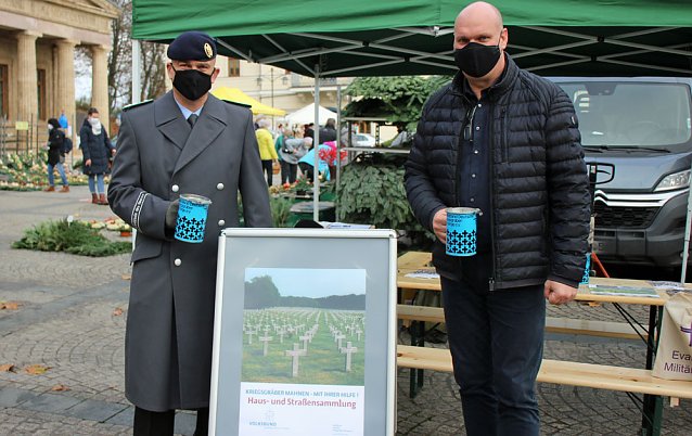 Bild: Traditionelle Sammlung f&uuml;r Kriegsgr&auml;berf&uuml;rsorge
