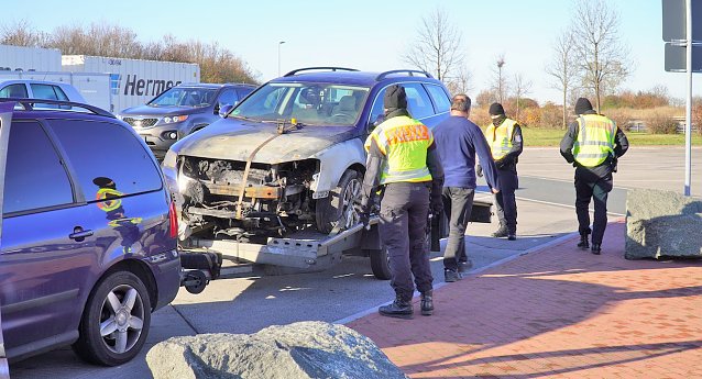 Bild: Fahrzeuggespanne wurden von den kontrollierenden Beamten inspiziert.