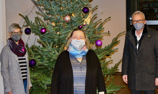 Bild: v.l. Frau Szemendera, Frau Blunk, E. Wehmeier