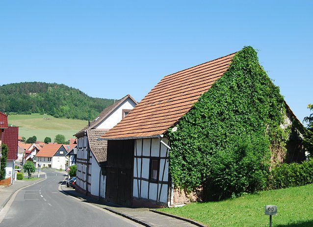 Bild: Blick &uuml;ber das Dorf zum H&uuml;lfensberg