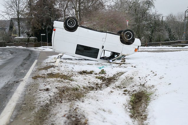 Bild: Von der Stra&szlig;e abgekommen und auf dem Dach gelandet