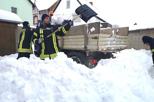 Bild: Feuerwehr in Schneeeinsatz