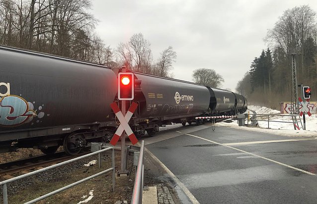 Bild: Momentan blockiert ein Schwerlastzug den Bahn&uuml;bergang