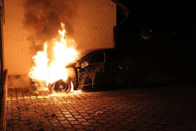 Bild: Brennender Wagen direkt neben dem Landratsamt