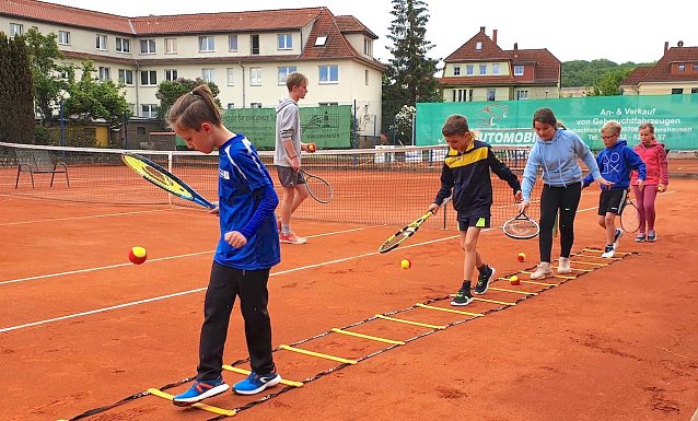 Bild: Kinder der gemischten U9-Mannschaft um Kapit&auml;n Elias Holzapfel)