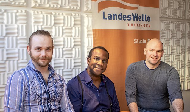 Bild: Das Trio w&auml;hrend einer Radioshow im Jahre 2019