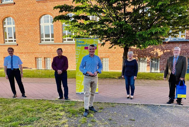 Bild: Patrick Kurth (Mitte) mit dem Wahlkreisvorstand 189 (vlnr): Vorsitzender Claus-Peter Ro&szlig;berg (Nordhausen), Schatzmeister Peter Zimmermann (Eichsfeld), sowie die stellv. Wahlkreisvorsitzenden Thekla Lottermoser (Kyffh&auml;user) und Martin Henning (Eichsfeld).