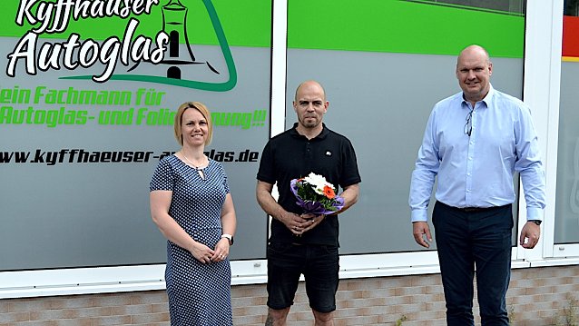 Bild: Inhaber Thomas Seehars (Mitte) nahm die Gl&uuml;ckw&uuml;nsche des B&uuml;rgermeisters Steffen Grimm und der Vertreterin der Sondersh&auml;user Wirtschaftsf&ouml;rderung, Kathrin Kilian (links), entgegen.
