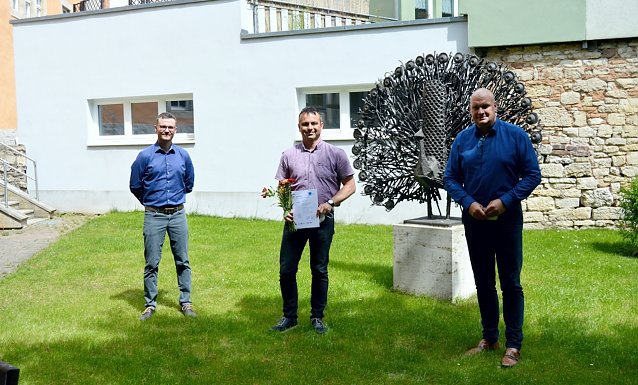 Bild: Ausbildungsbegleiter Hannes Vierke von der Th&uuml;ringer Energie- und GreenTech-Agentur (links);  B&uuml;rgermeister Steffen Grimm gratulierten Steffen Trietchen (Mitte) zur erfolgreichen Zertifizierung Kommunaler Energiemanager Anfang Juni.  