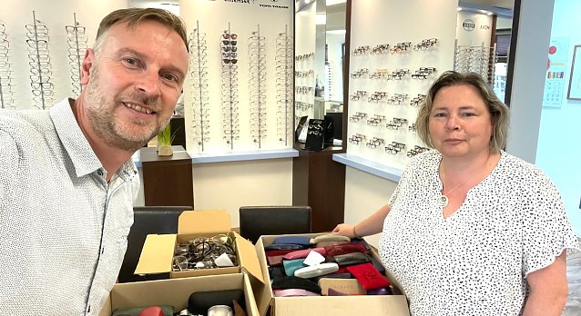 Bild: v.l Christian Jarzombski (Gesch&auml;ftsf&uuml;hrer Augenoptik Artern); Sandra Blunk (D&uuml;ne Sondershausen)