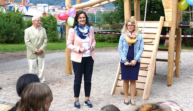 Bild: Herr Dr. Thiele, Leitender Kreisdirektor Landratsamt; Frau Landr&auml;tin Antje Hochwind-Schneider; Schulleiterin Grundschule &Ouml;stertal Frau Viktoria Eis