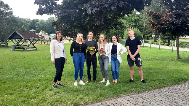 Bild: 1.v.l. Landr&auml;tin Antje Hochwind-Schneider (SPD); 4.v.l. Tanja Henze (gew&auml;hlte Vorsitzende Jugendparlament); 3.v.l. Kevin Bal&szlig;uweit  (Stellvertreter)