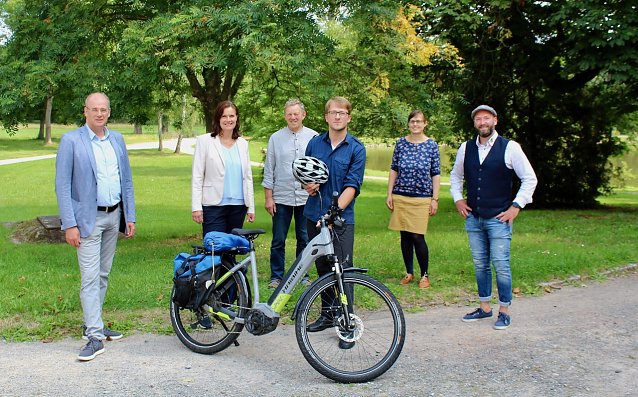 Bild: v.l. Landrat von Nordhausen Matthias Jendricke; Landr&auml;tin von Sondershausen Antje Hochwind-Schneider; Maurice Schwamberger mit E-Bike (Harz Agentur - Projektverantwortlicher); 3. v.l.hinten Michael Beyer-Zamzow (Gesch&auml;ftsf&uuml;hrer Harz-Agentur); D&ouml;rte Suberg (Projektleitung Regionalmanagement Nordth&uuml;ringen); Marco Wohlenberg (Tourismusverband S&uuml;dharz-Kyffh&auml;user -Gesch&auml;ftsstellenleiter).