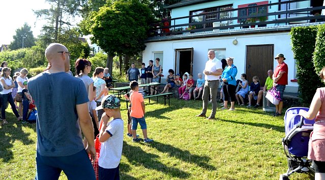 Bild: B&uuml;rgermeister Steffen Grimm er&ouml;ffnet Schwimmlager im Bergbad Sondershausen