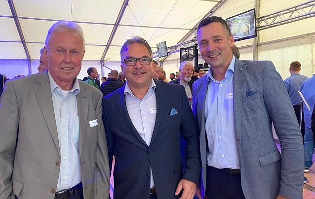 Bild: v.l.n.r.:) Ehrenvorsitzender des NUV Hans Joachim Junker, Gesch&auml;ftsf&uuml;hrer Andreas Reiche von der M&uuml;tze & R&auml;tzel Bauunternehmen GmbH und Niels Neu, Vorstandsvorsitzender des NUV