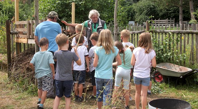 Bild: Bienenkund im "Zwergengarten"