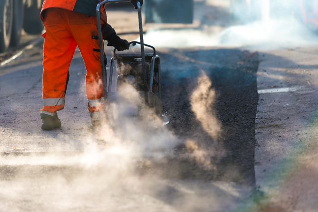 Bild: Ein harter Job: Stra&szlig;enbau im Hochsommer
