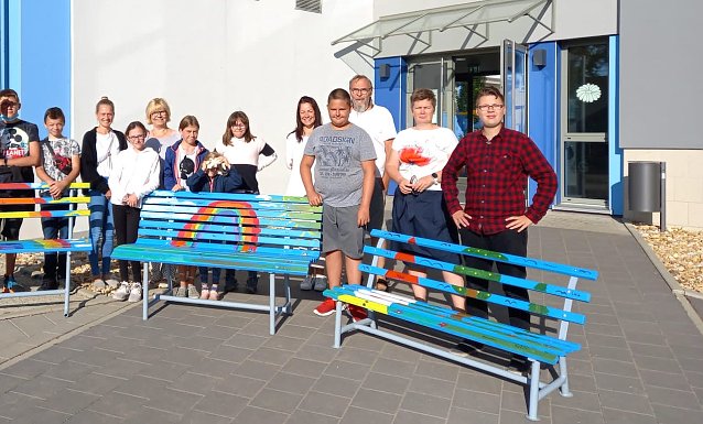 Bild: Sch&uuml;lerinnen und Sch&uuml;ler der TGS Oldisleben mit Ihren selbstbemalten B&auml;nken