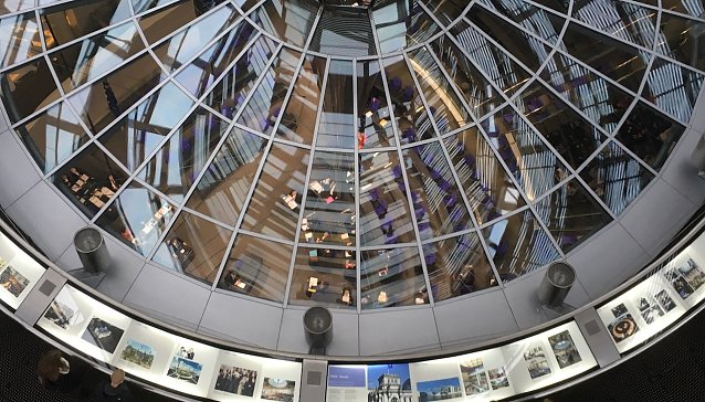 Bild: Kuppel des Reichstagsgeb&auml;udes: Sitz des Deutschen Bundestages