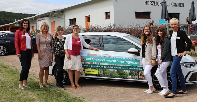Bild: Antje Hochwind-Schneider (Landr&auml;tin Kyffh&auml;userkreis, links im Bild) sowie Mitarbeiterinnen des Regionalmanagements Nordth&uuml;ringen geben gemeinsam mit Jobbloggerin Franziska Strupf (2. von rechts) den Startschuss f&uuml;r den Jobmarathon.
