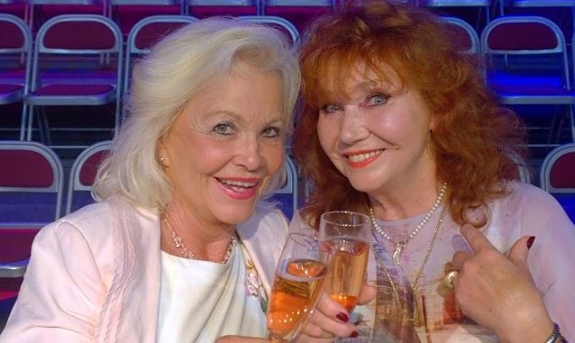 Bild: Dorit G&auml;bler und Regina Thoss schwelgen in Erinnerungen