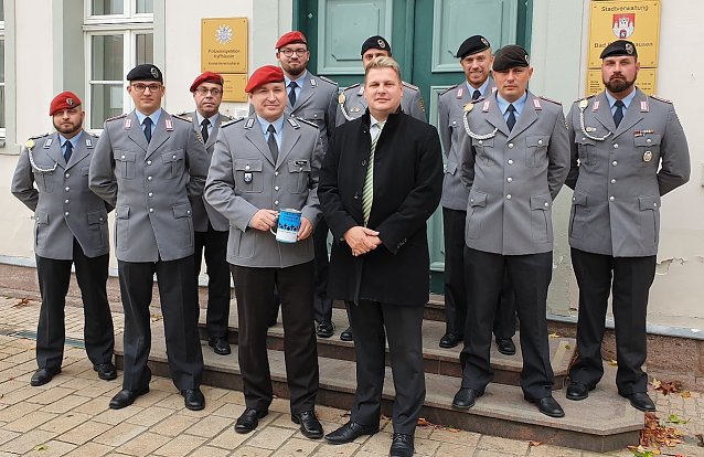 Bild: B&uuml;rgermeister Matthias Strejc unterst&uuml;tz die Kriegsgr&auml;berhilfe. 