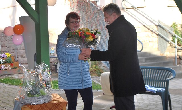 Bild: B&uuml;rgermeister Strejc verabschiedet "Tante Edda" in den wohlverdienten Ruhestand-W&uuml;rdige Verabschiedung nach 46 Jahren im Dienste der Kinder