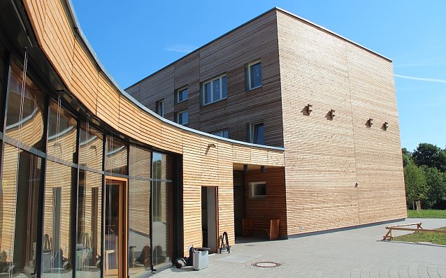 Bild: Auch im &ouml;ffentlichen Geb&auml;udebau, hier das 2014 neu errichtete Th&uuml;ringenForst-Jugendwaldheim Gera-Ernsee, macht Holz was her