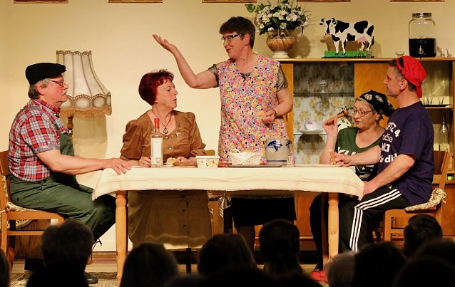 Bild: Am Tisch des Milchbauern geht es hoch her (v.l.n.r.: Roland Appel, Elke Hopp, Ute Bauernfeind, Annett Wei&szlig; und Torsten Hoyer)