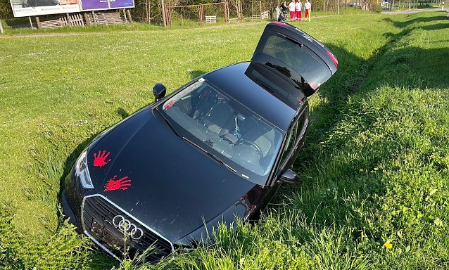 Bild: Ein Audi landete nach missgl&uuml;cktem &Uuml;berholvorgang im Graben