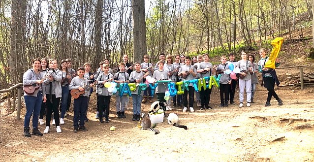 Bild: Geburtstagsfeier f&uuml;r Floyd mit Sch&uuml;lern der Franzbergschule im Affenpark Strau&szlig;berg