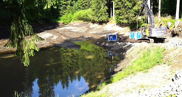 Bild: er Waldbrandbek&auml;mpfung nicht selten ein Problem  Th&uuml;ringenForst sanierte mit Finanzmitteln des Landes in den letzten Jahren Dutzende Feuerl&ouml;schteiche � wie hier der Werrateich im Forstamt Sch&ouml;nbrunn. L&ouml;schwasser in ausreichender Menge war bei d