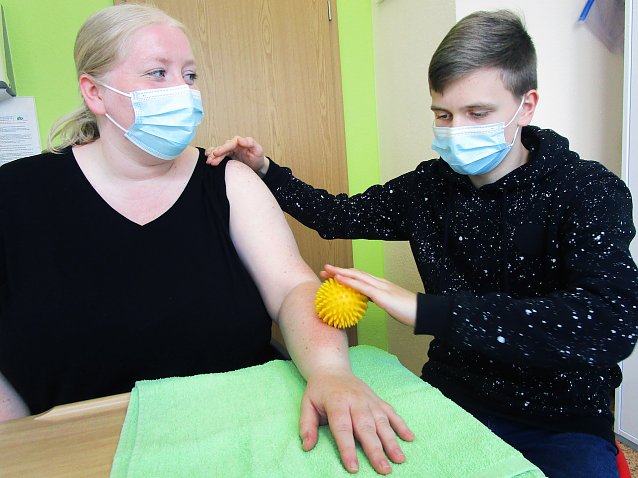 Bild: Jasmin Sachs; Gustav Gollenia bei einer &Uuml;bung mit dem Igelball