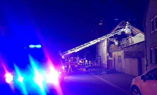 Bild: Seehausen gestern Nacht: eine Hauswand st&uuml;rzte ein