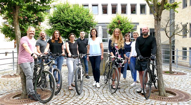 Bild: Startschuss zum STADTRADELN mit der Landr&auml;tin Antje Hochwind-Schneider (Mitte)