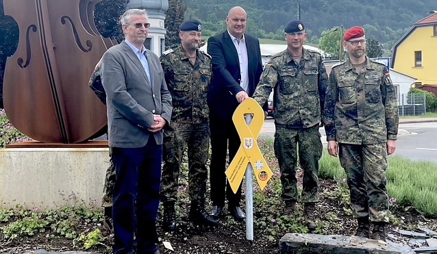 Bild: B&uuml;rgermeister Steffen Grimm (Mitte); Oberstleutnant Faul (2.vr.);Stabsfeldwebel Spengler (2.v.l.)