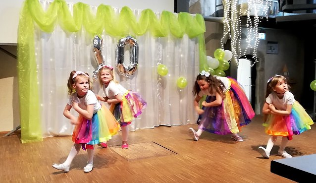 Bild: Die Kindergruppe der Sp&auml;taussiedlerinitiative KONTAKT" f&uuml;hrte eine perfekte Choreographie vor