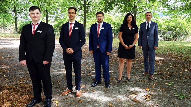 Bild: Ausbildungsbeginn bei der Kyffh&auml;usersparkasse v.l.n.r. Eduard Gashimov, Johannes Bullin, Lukas Baumann, Ausbildungsleiterin Heike Stegmann, Vorstandsvorsitzender Ren&eacute; Leipnitz